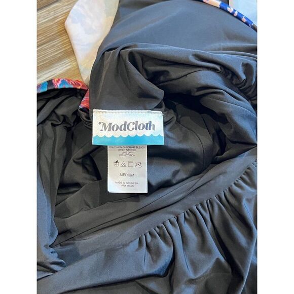 NEW! Modcloth Kelsie Black Floral Swimsuit Size Medium - Picture 3 of 5